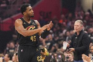 😭燃尽！米切尔带伤战37分钟怒砍35分9板4断🔥两次止步半决赛