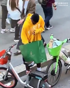 绿色出行🚲小图拉姆骑着自行车悠闲地在米兰市中心逛街购物
