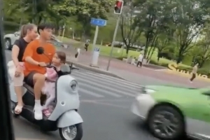 杨明洋在成都街头骑电动车载妻女未戴头盔，网友：呼叫谭警官