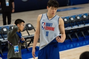💪继续加油！媒体人晒杨瀚森试训照：眼神似乎比昨天坚毅了很多