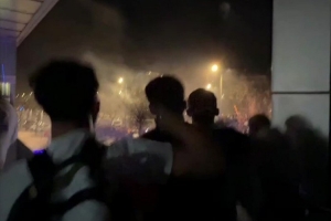 璀璨！巴萨球员甘伯体育城阳台上看烟花庆祝夺冠