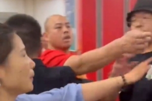 媒体人：一位广厦球迷直接手打北京工作人员脸部 打掉记者手机