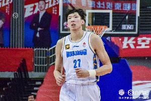打得可以！周琦半场6中3拿到7分7板1助3帽