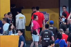 非常生气😡广厦没能提前夺冠 王博离场时怒踹CBA总决赛泡沫板