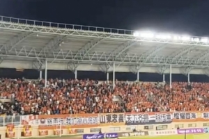 反客为主！泰山客战青岛红狮，青岛天泰体育场变“橙色海洋”