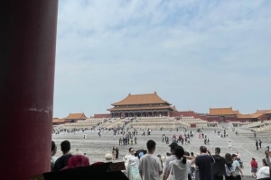游遍中国大好河山，泰山外援克雷桑携女友打卡故宫