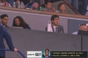 👀名记Shams和女同事热聊 鲍勃-迈尔斯&迈克-马龙也在现场