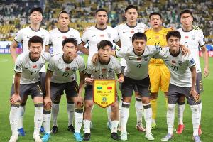 记者：国足今日开始封闭训练，全部26名球员都将前往印尼