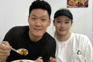 张宁妻子：今天是结婚两年纪念日 行囊羞涩都无恨&难得夫妻是少年