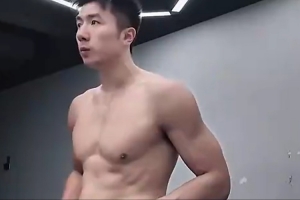 人鱼线+八块腹肌！邹雨宸分享健身视频 不拿咱当外人