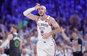 攻防一体🧩卡鲁索砍下至少20分5抢断 NBA历史总决赛替补首人