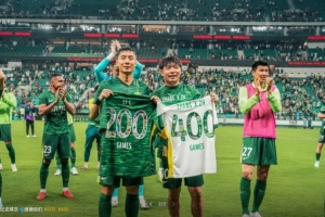 获赠200战球衣，李磊晒与张稀哲合影：跟着国安传奇混件纪念球衣