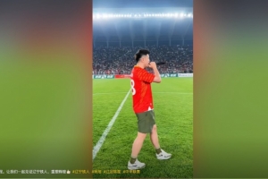 辽宁铁人取胜登顶中甲，原辽足球员杨旭、陈星在铁西体育场助阵