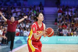 内外开花！王思雨半场11分钟7中5贡献13分6板 三分3中3
