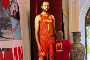 中国男篮球衣照😍李凯尔晒父亲与自己宣传照合影：享受你的节日
