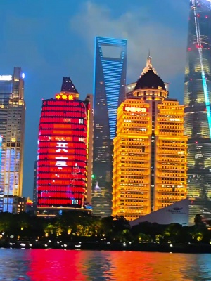 游艇夜游！托雷斯和粉丝朋友夜游黄浦江，托雷斯：感觉很惬意