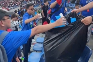 球迷们纷纷主动带走垃圾，苏超比赛后球场依旧干净漂亮