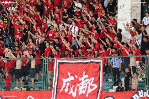 澎湃新闻评成都球迷不当行为：足球比赛拼的也是球迷素质