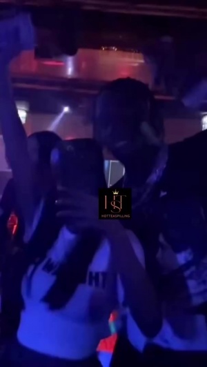 赛后放纵😲马杜埃凯昨晚去夜店嗨玩，与性感女郎拿钞票自拍
