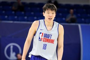 小杨已试训10支球队😉NBC模拟选秀：杨瀚森第35顺位被76人摘走