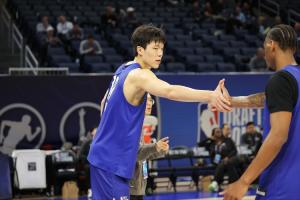 上升6位😯！ESPN最新模拟选秀：杨瀚森35顺位被76人选走