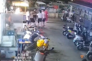 点赞！成都球迷远征河南客场期间勇擒人贩