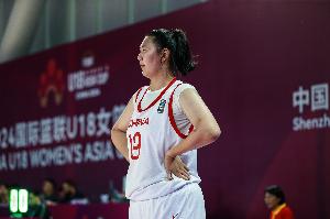 孔德昕：张子宇若被身后顶下盘出3秒区接球 成功率还是会明显下降