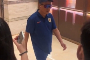 心情不佳？记者：崔康熙罕见地拒绝了球迷的签名要求