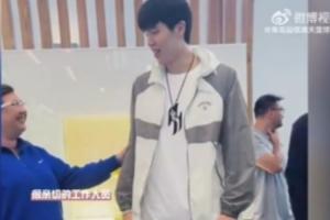 瀚森赴美日记 | 杨瀚森探访开拓者俱乐部😃