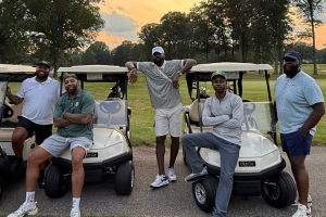打磨球技🏌🏾詹姆斯转发在家乡阿克伦与好友打高尔夫合影