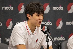 开拓者夏联主帅：会围绕杨瀚森制定一些战术 他身上压力很大