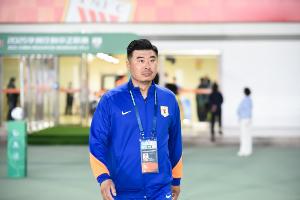 媒体人：韩鹏今天继续带泰山B队踢中乙，目前他是两个位置一肩挑