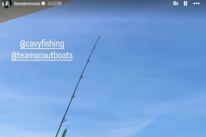 合同还没着落🤔西蒙斯今日更新社媒 再次开船出海钓鱼🎣