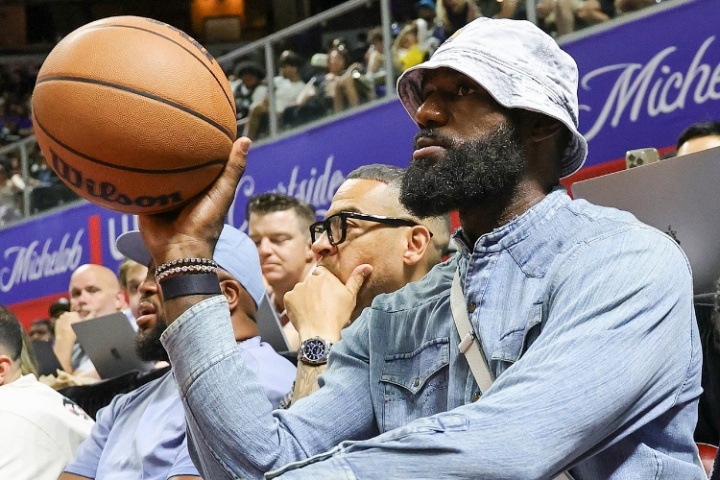 同一场地😂拓记打趣：詹姆斯等着看Klutch Sports同事杨瀚森呢