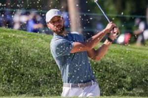 🏌🏾库里晒参加塔霍湖高尔夫名人赛照片：让我们好好收尾吧