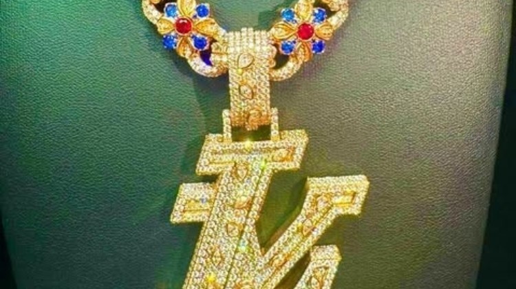真的壕🤩亚马尔获赠一价值40万欧的黄金钻石专属项链，造型为LY