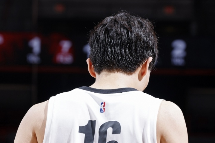 杨瀚森应留在美国备战NBA还是回来打亚洲杯？说说你们的看法？