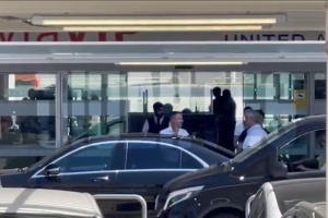 记者：亚马尔经纪人门德斯抵达巴萨，参加续约和10号球衣公布仪式